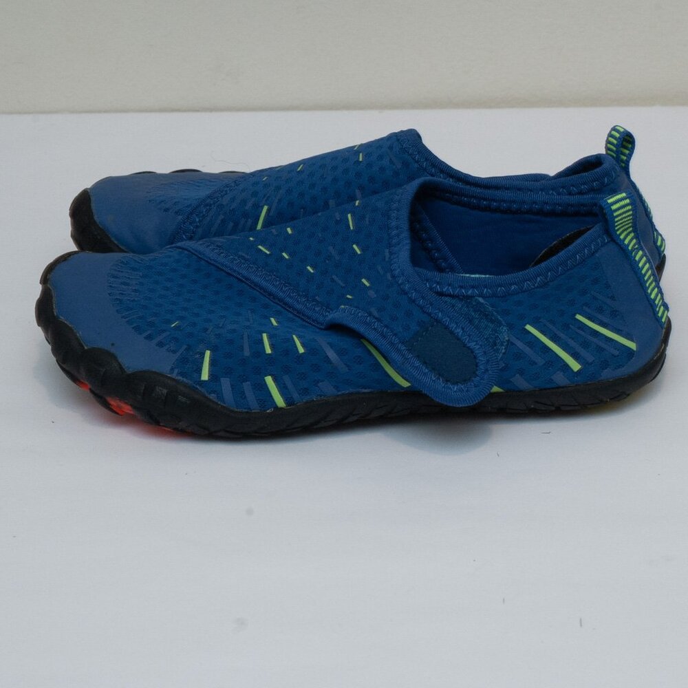 Boys Size 1.5 (33) Water Shoes in Blue